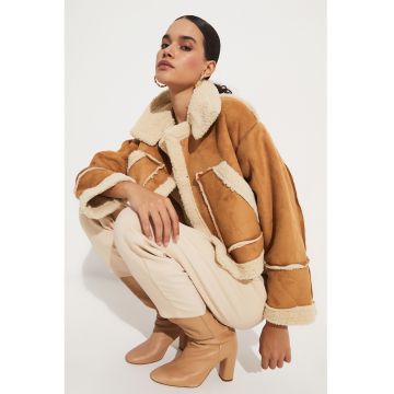 Jacheta crop din piele intoarsa sintetica cu garnituri din blana shearling sintetica